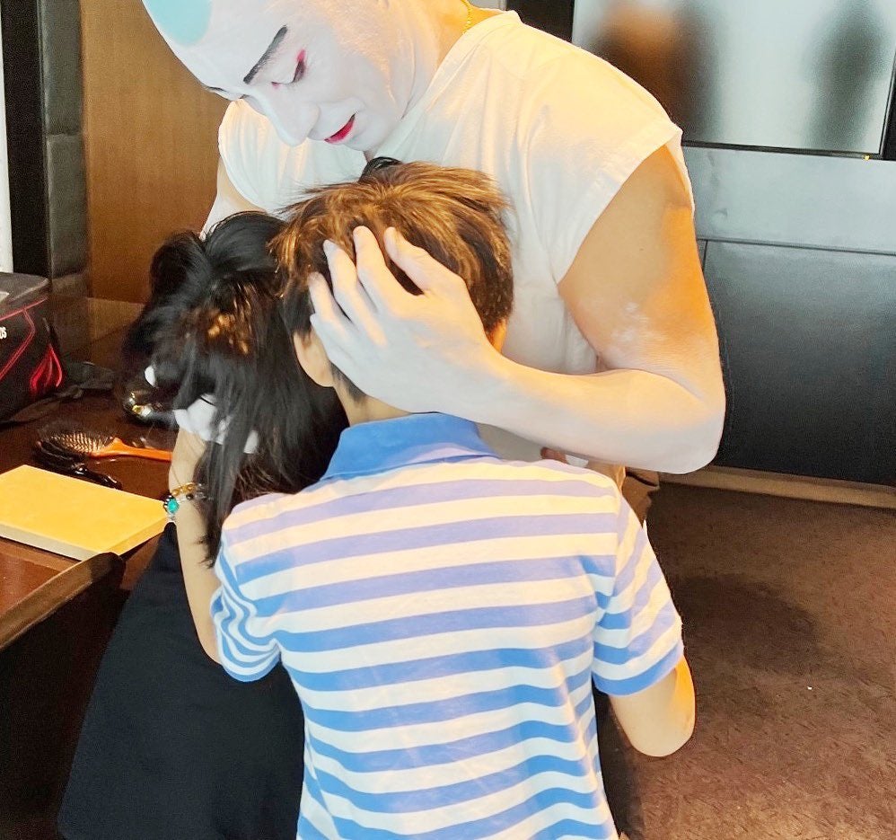 市川海老蔵さん、長男を抱き寄せる写真に大反響「親子愛に感動😢」