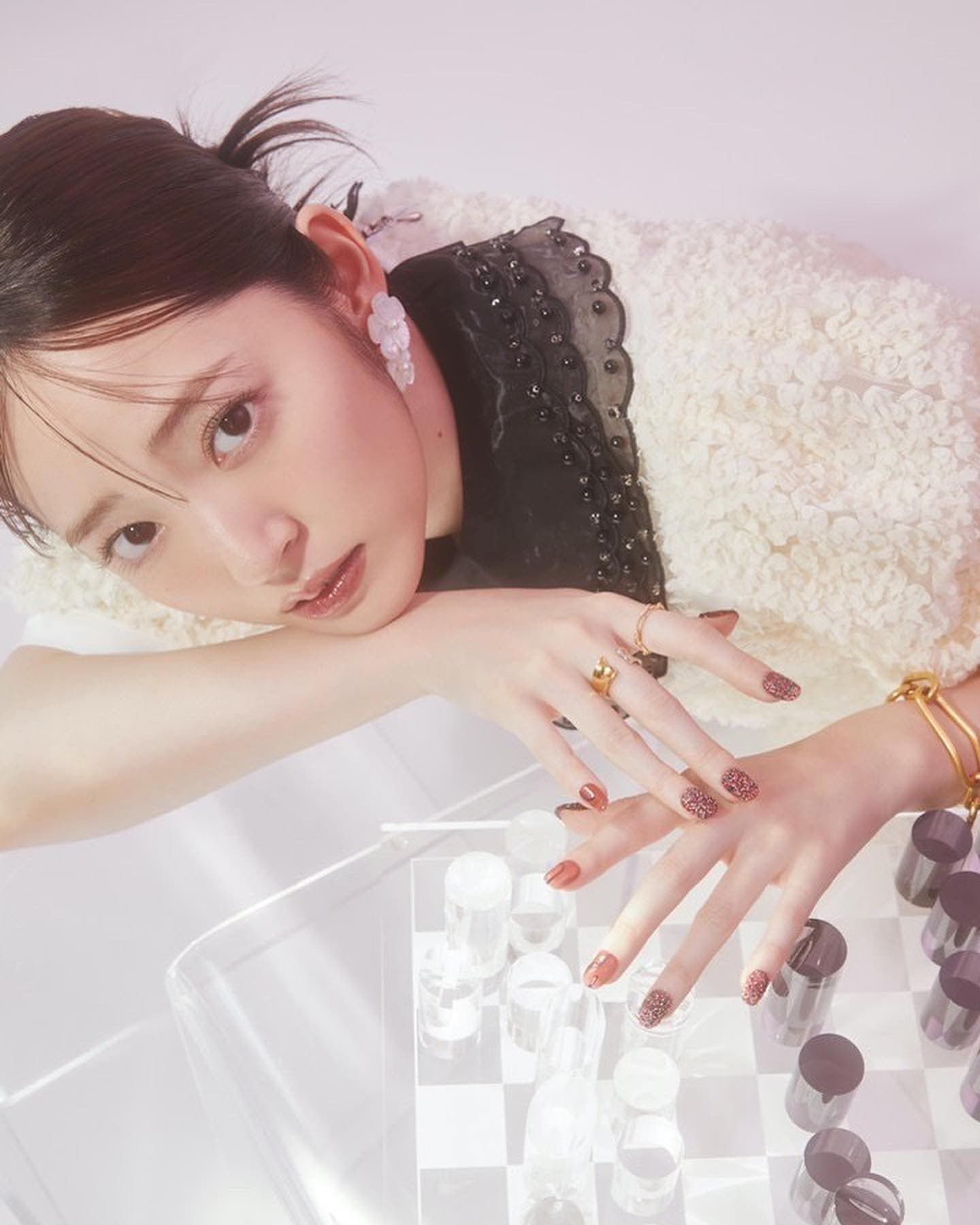 「あ〜〜かわいい👶🏻🎀」鈴木愛理が異次元の可愛さ⁉️横顔ショット公開で話題に😍