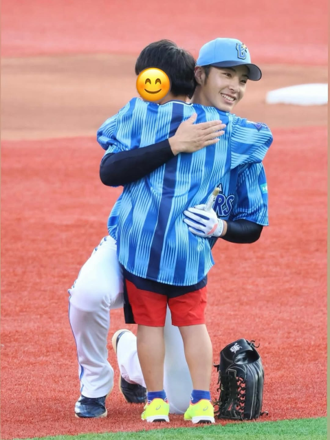 スタメンキッズとのハグにほっこり！横浜DeNAベイスターズ度会隆輝、最新インスタ投稿にいいね殺到！