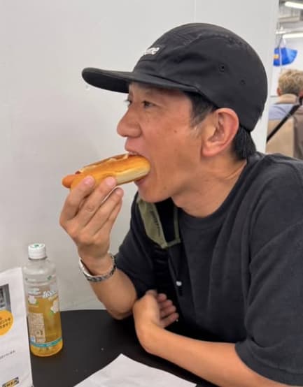 「もう何本食べたかなー」アンタッチャブル・柴田英嗣がIKEAのあの有名グルメを堪能！