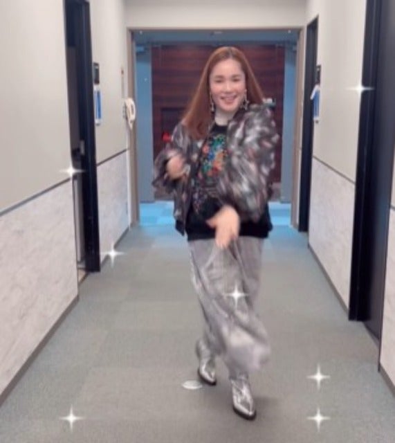 平野ノラが銀色に輝くバブリーな靴で星空のディスタンスのダンスを披露！