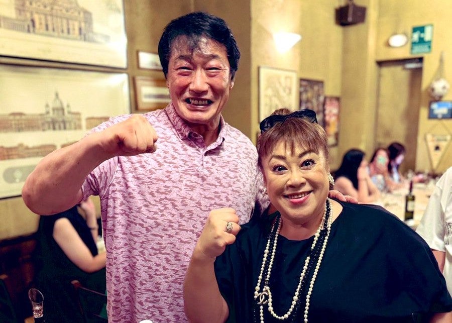 小橋建太が食事中に偶然遭遇、森公美子との記念写真と“力強い握りこぶし”