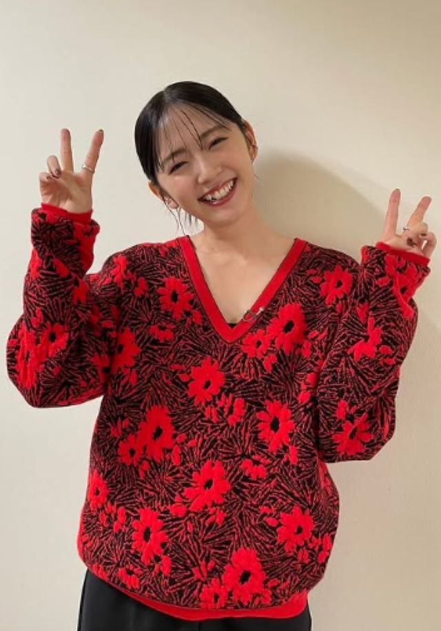 ニコニコスマイルが可愛い！鈴木愛理がクラッシックTVの衣装を紹介