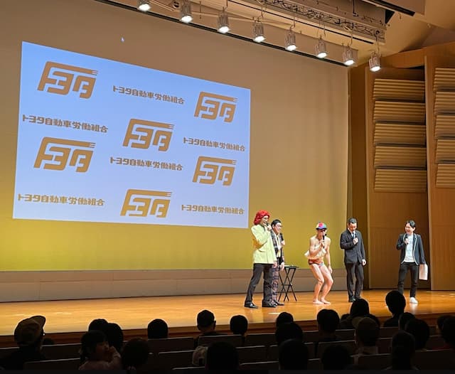 小島よしおがトヨタのイベントを大盛り上げ！「珍しいメンバーで」