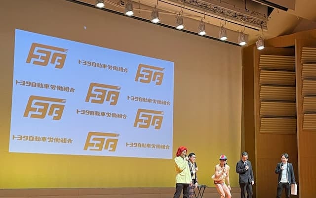 小島よしおがトヨタのイベントを大盛り上げ！「珍しいメンバーで」