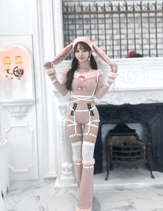 グラドル花乃衣美優、”絶対領域＋ガーター”で魅了するダブルインパクト！うさぎコスにファン大熱狂