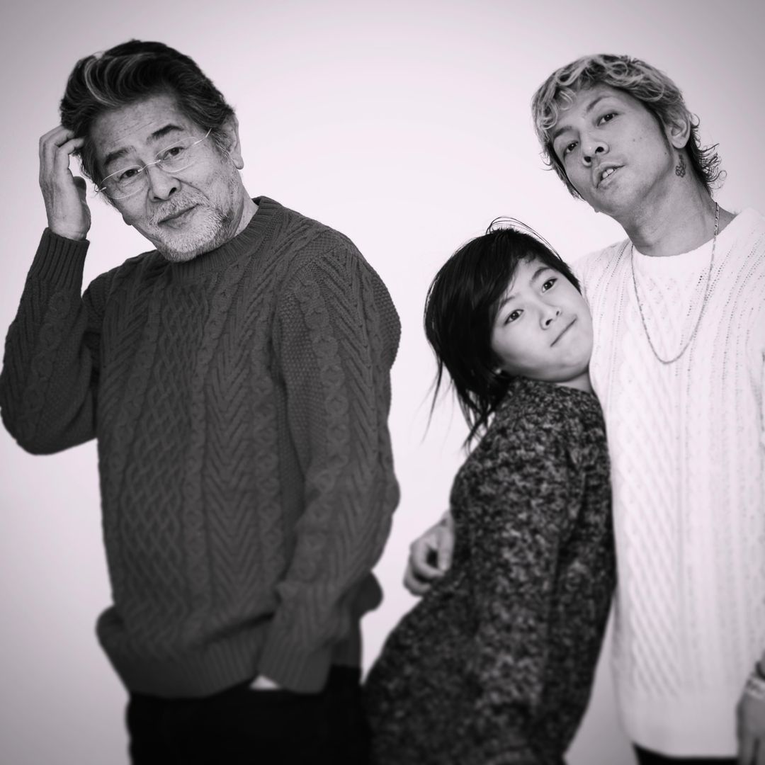 「Dragon Ash」降谷建志が父の日に3世代ショットを公開 亡き父への想いつづる