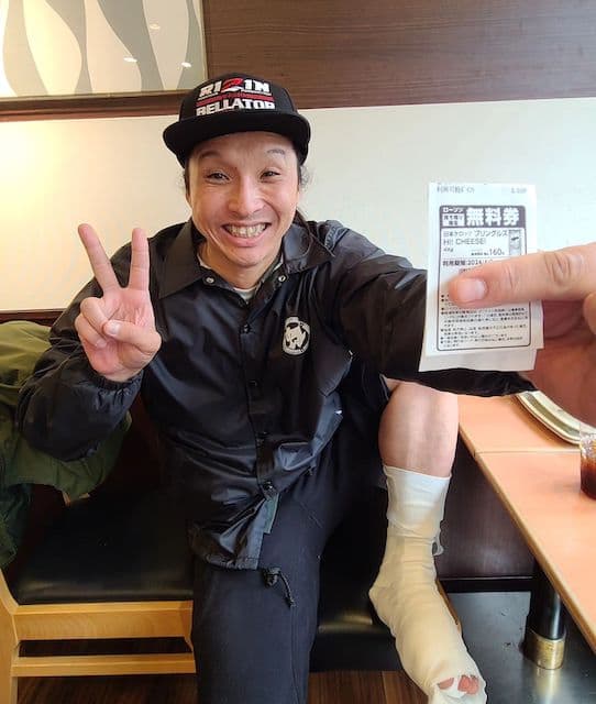 水ダウで骨折のトム・ブラウン 布川 元気な姿を公開!