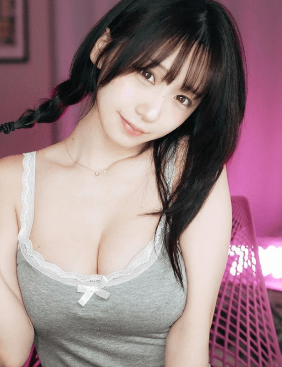 伊織もえが”おさげの女モード”で豊満バストあらわなショットを披露！ファン「パーフェクト」と悶絶