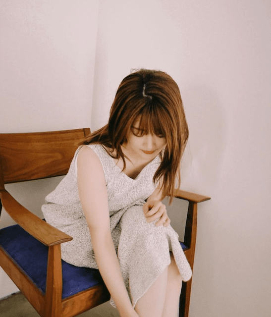 元・乃木坂46のメンバーの不意打ちショットで美脚チラリ