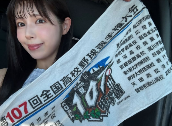 美女タレント、甲子園タオルを広げた"クール・ビューティーショット"を披露！「どこを応援してたのかな？私は県岐商」