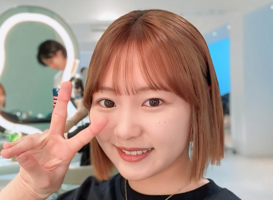 夏らしいヘアチェンジ披露！三浦桃香の爽やかピースSHOT公開