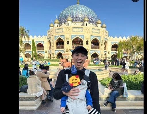 「もう身体能力良さそう」小島よしお、子どもと初めてのディズニーシー！すでに子どもの才能が開花する…？！