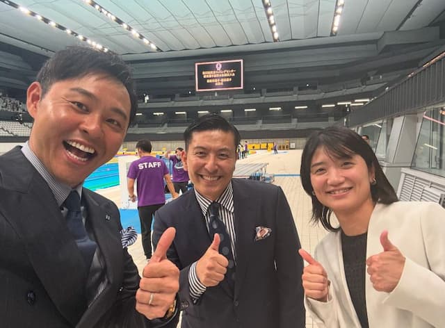 北島康介　原点の大会でプレゼンター　最優秀選手へトロフィーを渡す