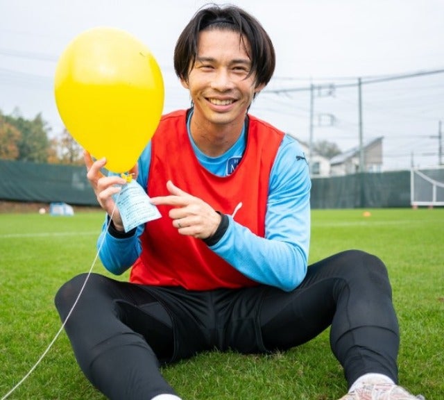 川崎フロンターレの瀬川祐輔が幸せを運ぶ黄色い風船をキャッチ！？