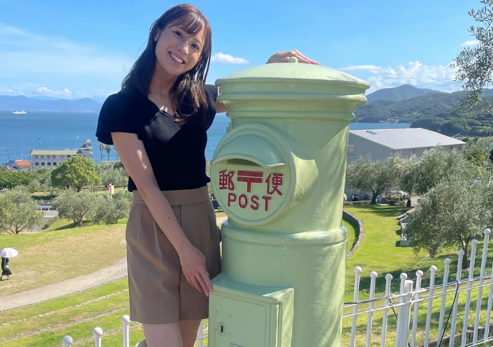 「魅了されっぱなしだよ！」美女アナウンサー、オリーブ公園で”レア・郵便ポストショット”を披露！太陽より輝いてるとファン魅了