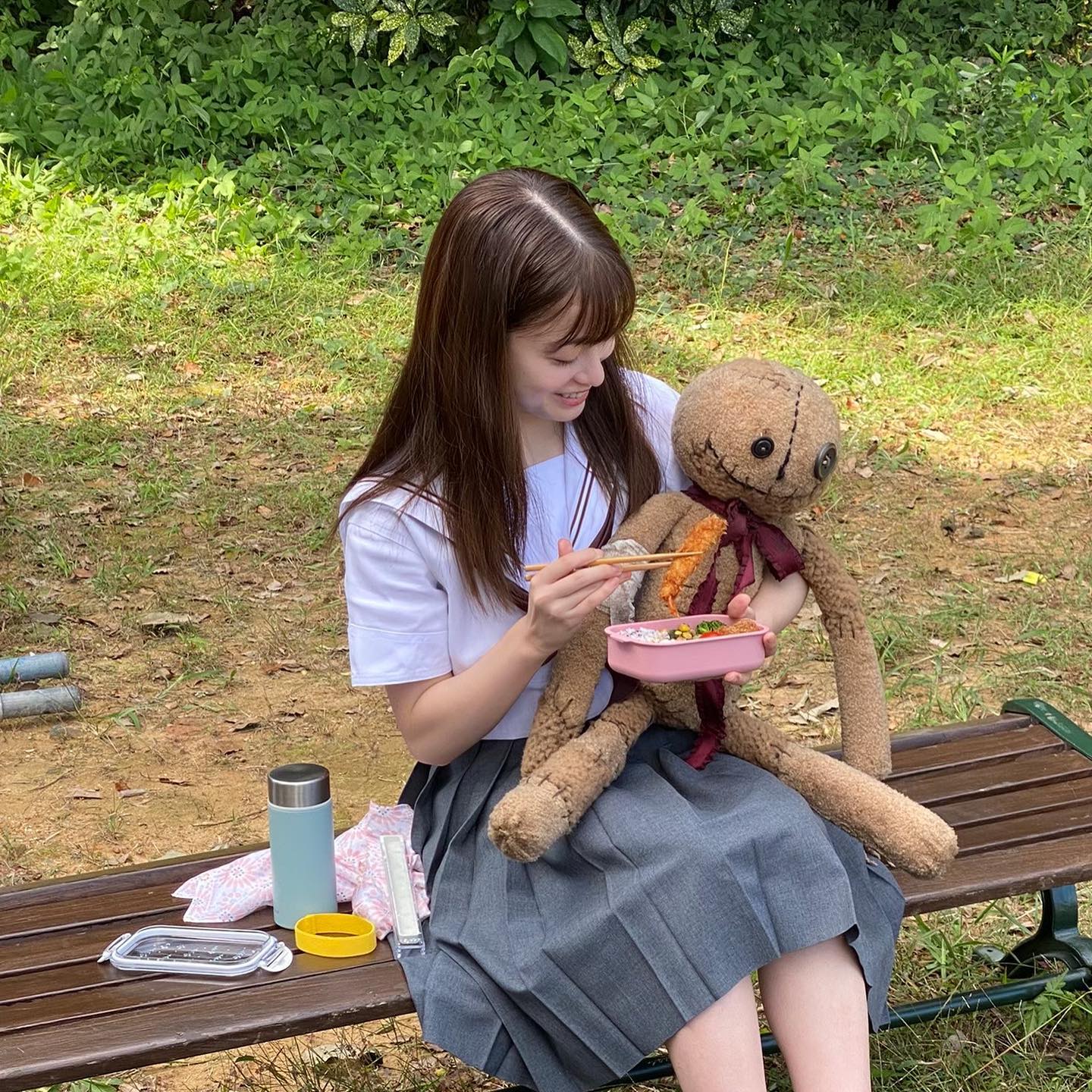 貴重なセーラー服ショット！？橋本環奈の“可愛すぎる”オフショットが話題に