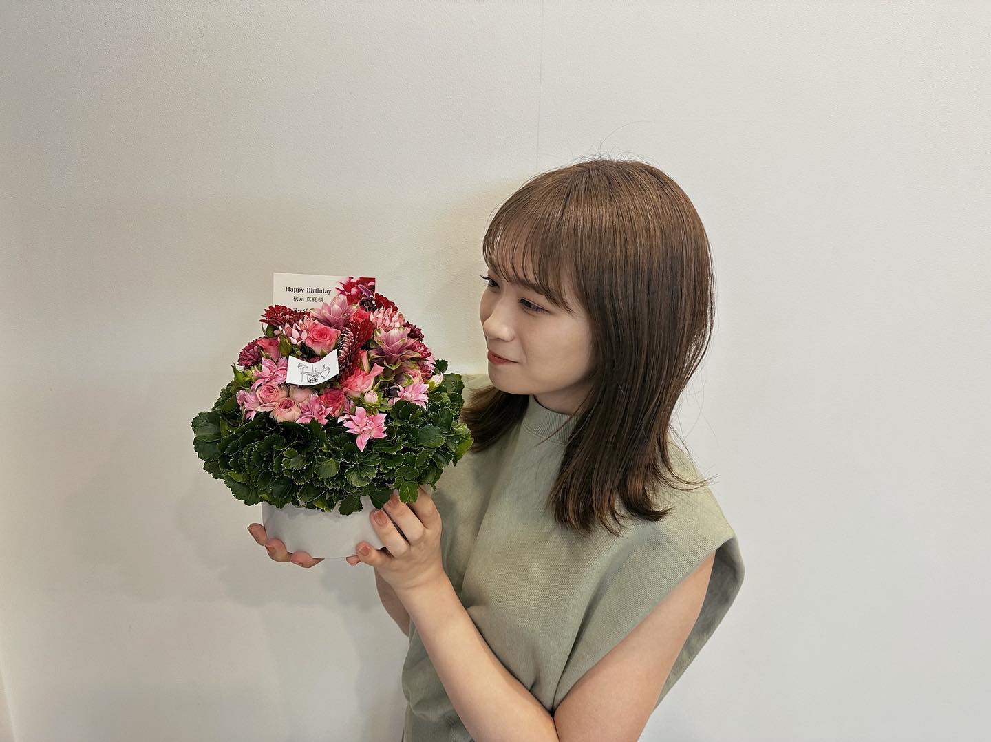 【元乃木坂46】秋元真夏の笑顔にファン悶絶💜「ケーキみたいなかわいいお花☺️ お家に飾った！！」