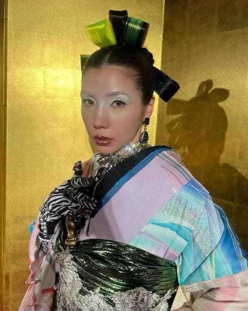 リアルひな人形！？仲里依紗がド派手な振袖衣装を披露