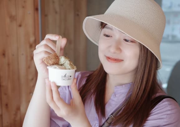 「ジェラート屋のCMイケる」尾崎里紗がジェラートとのツーショットにファン歓喜！