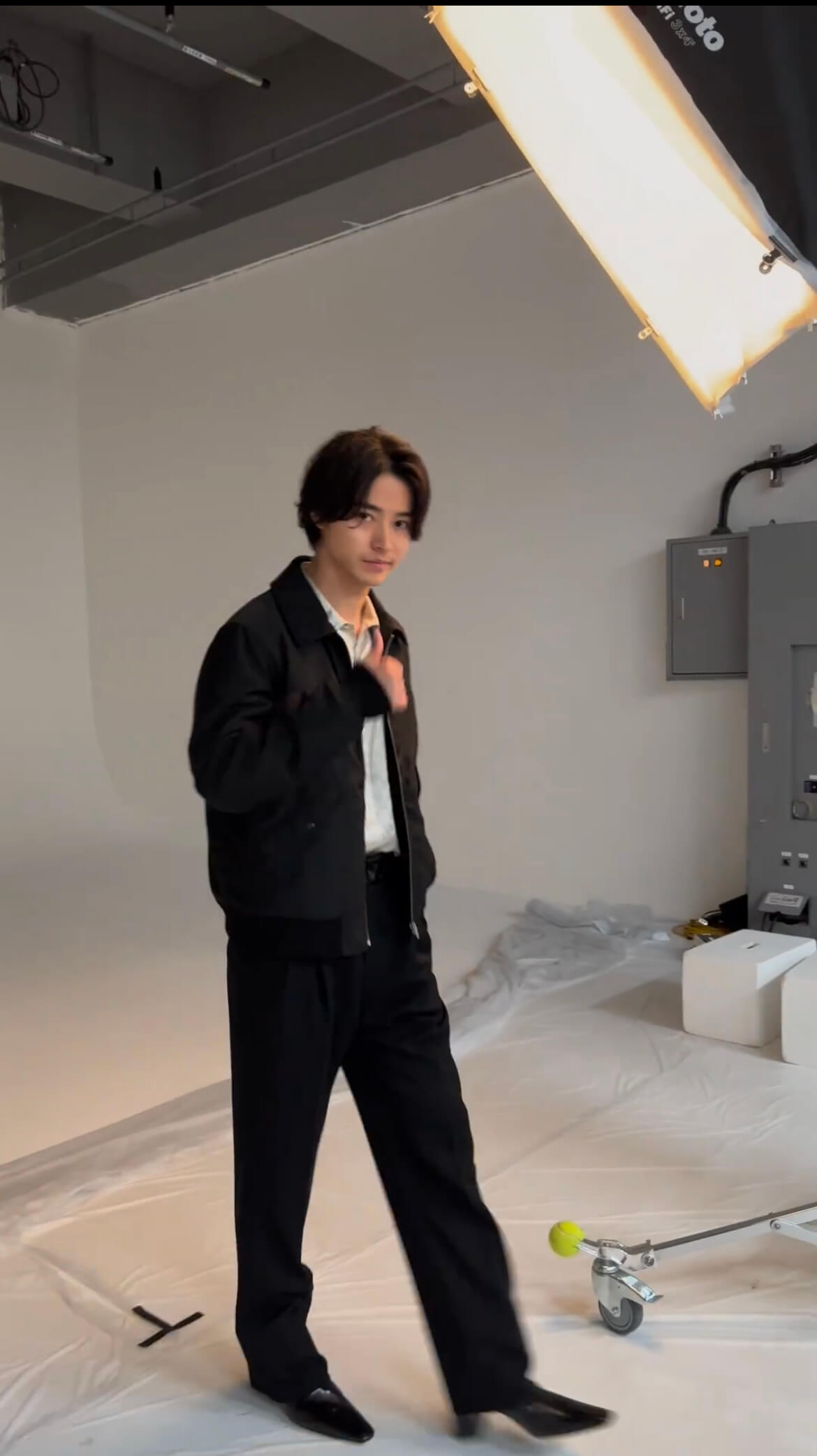 「歩いてるだけでかっこいいです😍」山﨑賢人の最新オフショット公開💖✨