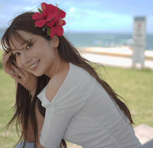 「すごく可愛いです」美女インフルエンサー、沖縄で魅せた”ハイビスカス・ショット”がMAXキュートだとファンを魅了「Very beautiful」