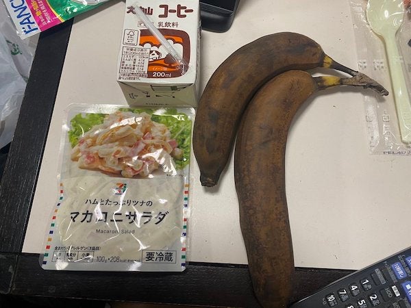 クロちゃんの朝食に驚愕「やばくない？」真っ黒に変色した〇〇に心配の声