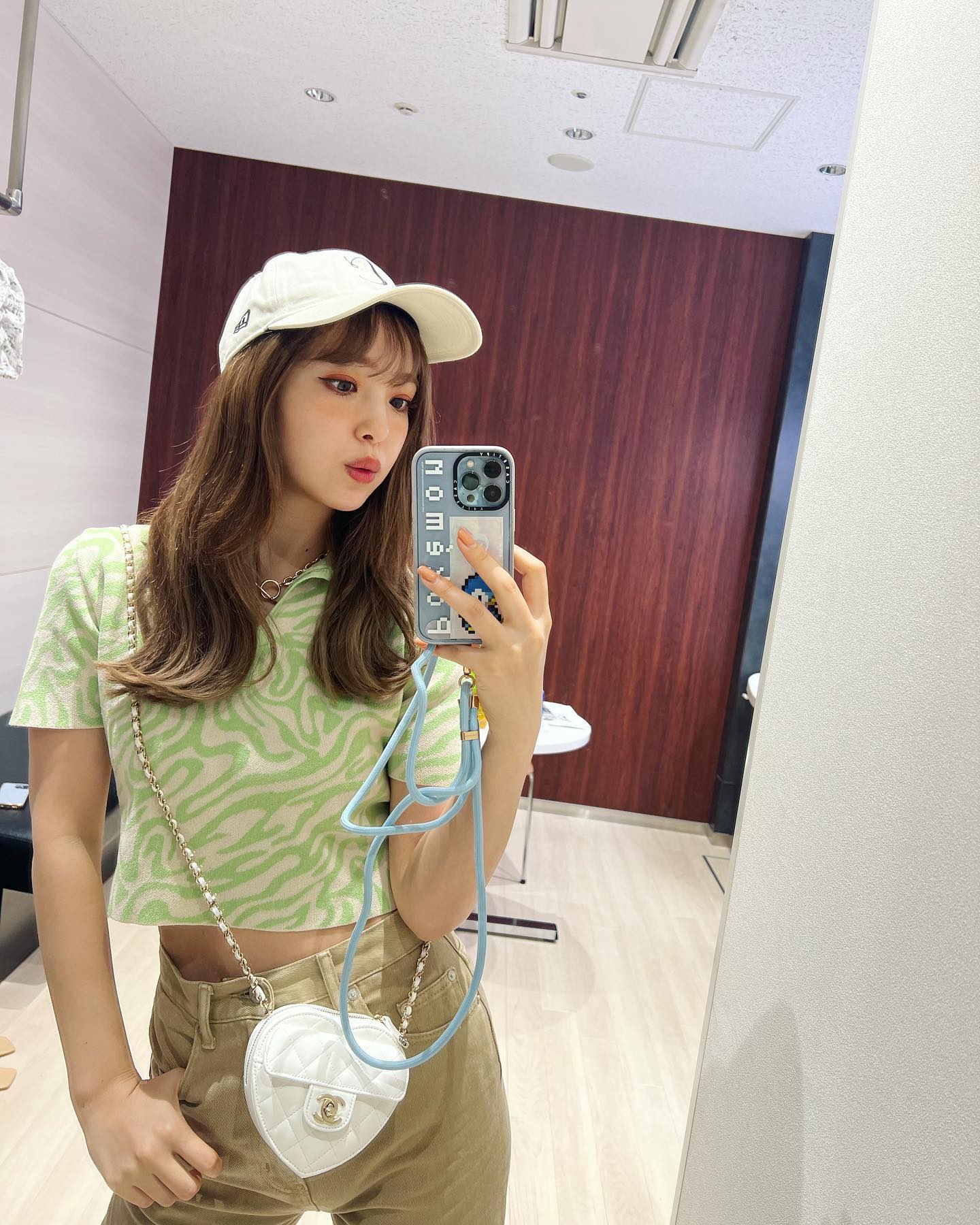 藤田ニコルさんがおへそチラ見せのセクシーファッションを公開💕👜