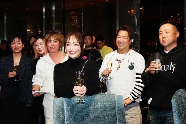 「最高の幕開けになったね」浜崎あゆみ、カウントダウンライブの打ち上げで仲間に囲まれ楽しそうな笑顔を見せる！