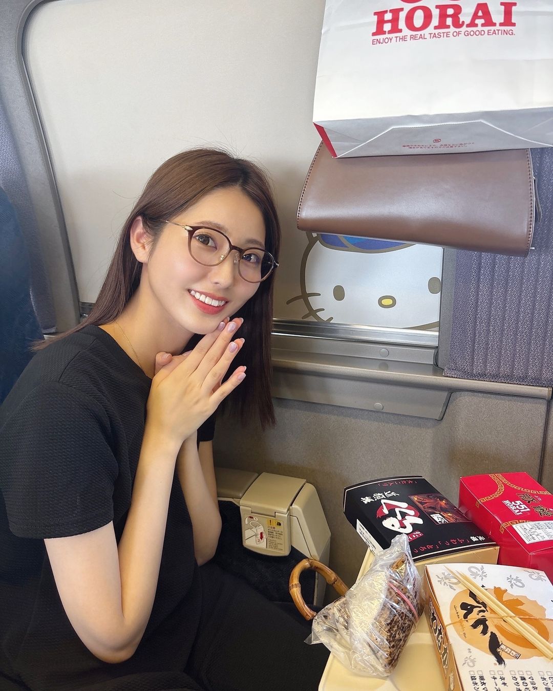 「プライベート姿も素敵」九州の美人タレント、メガネ姿で移動中に大阪名物を満喫