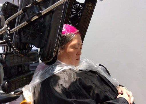 思わず爆睡…伊藤薫の美容院ショットが話題に　渡辺智子がリラックスの一幕投稿