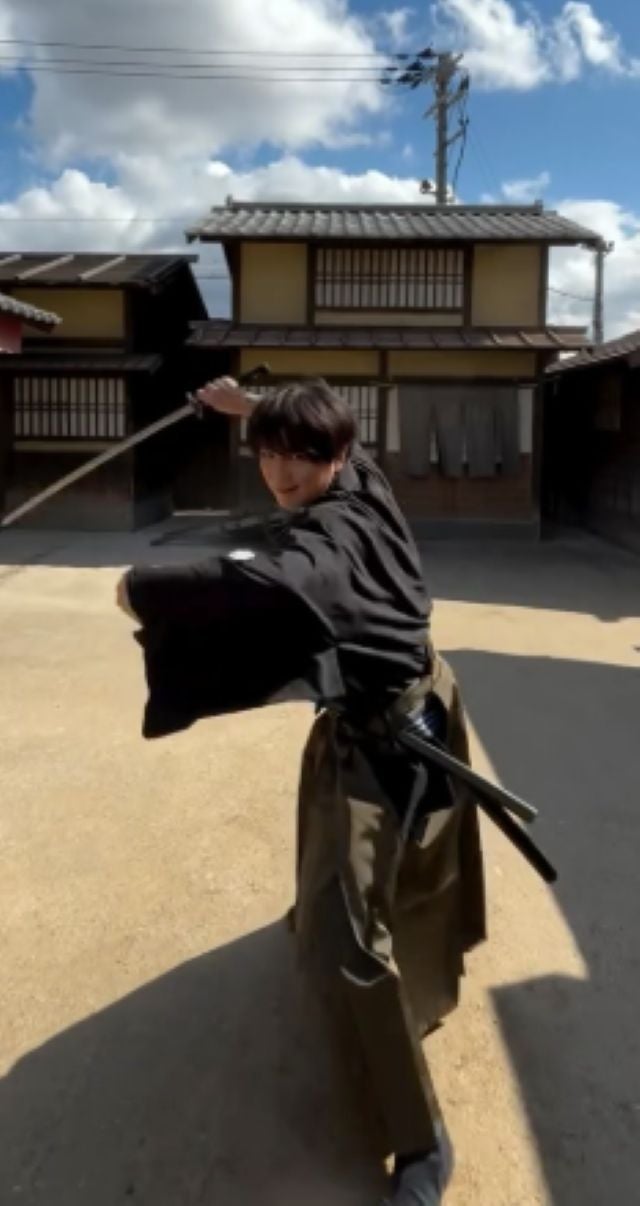 袴姿がかっこいい！上地雄輔が日本各地を散策している様子をファンにお届け