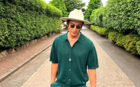 伊勢谷友介、“グリーンマン”私服ショットに反響「年齢を重ねたお洒落の妙」