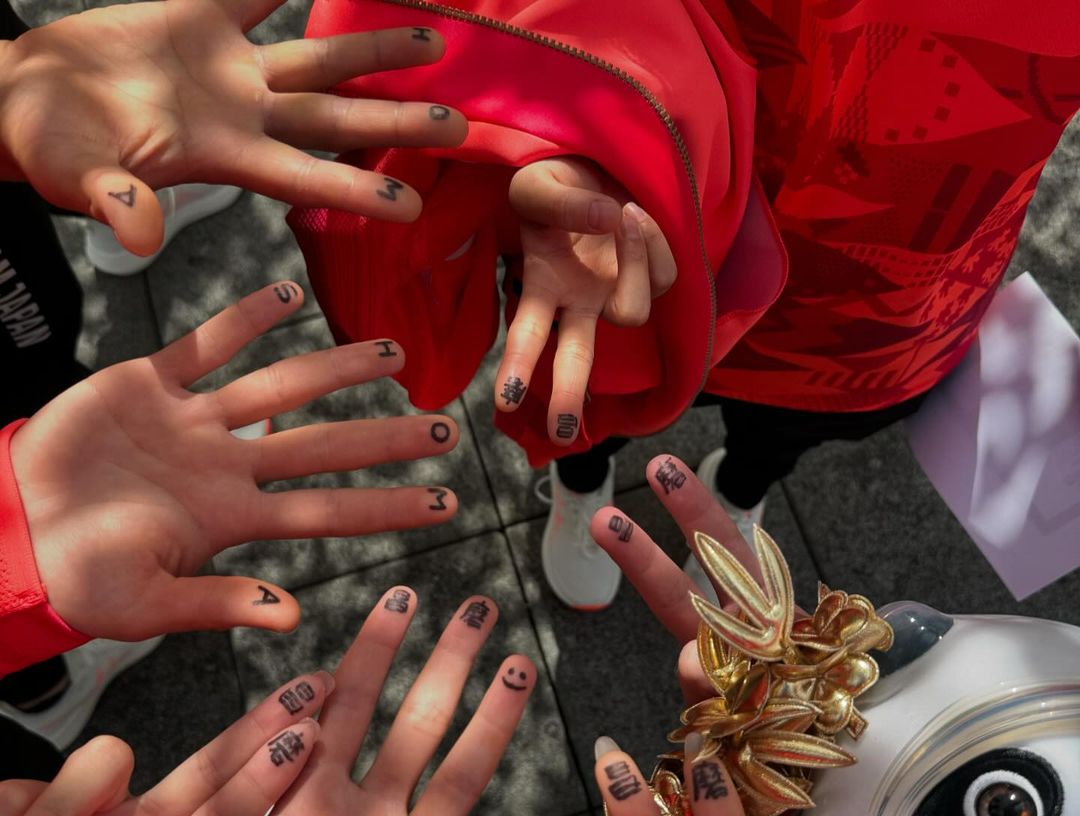 7人の指に…フィギュア鍵山優真らの“with昌磨”ショットに大反響「連れて行ってくれてありがとう」