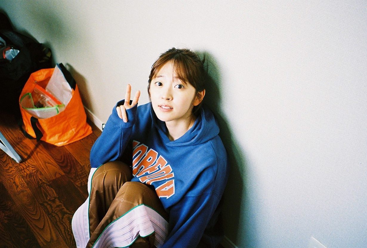 「古着も似合うとは…😍」鈴木愛理さんの普段見せないコーデにギャップ萌え💕