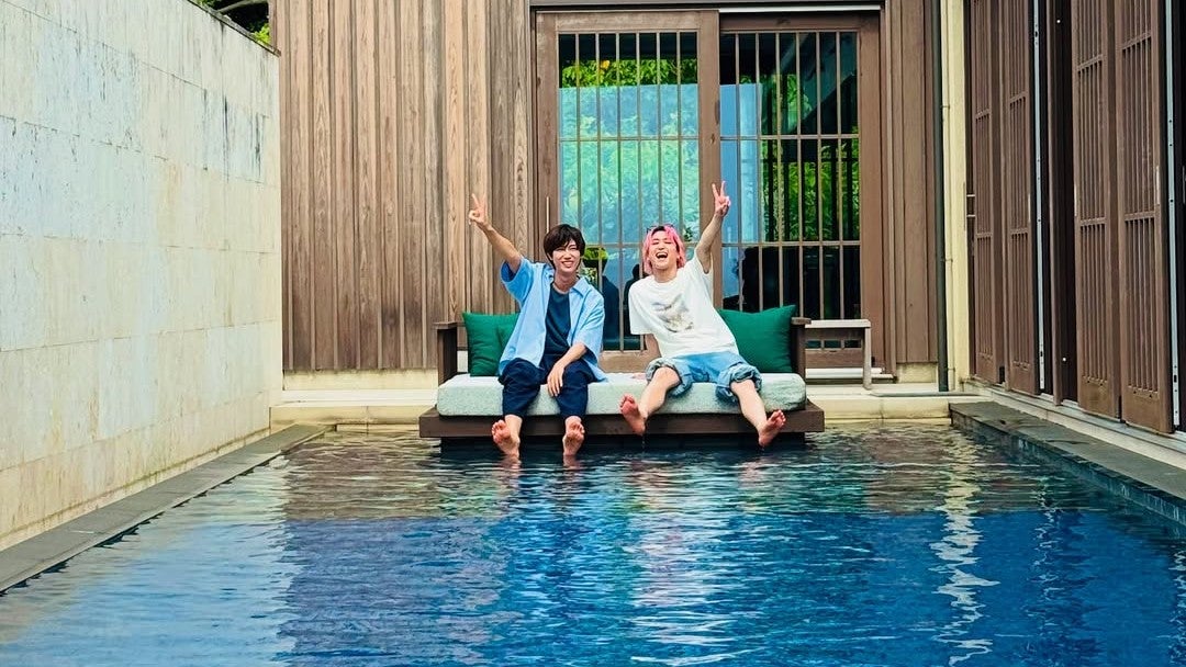 リゾートで弾ける笑顔…“知性派アイドル”が見せた素顔の旅時間