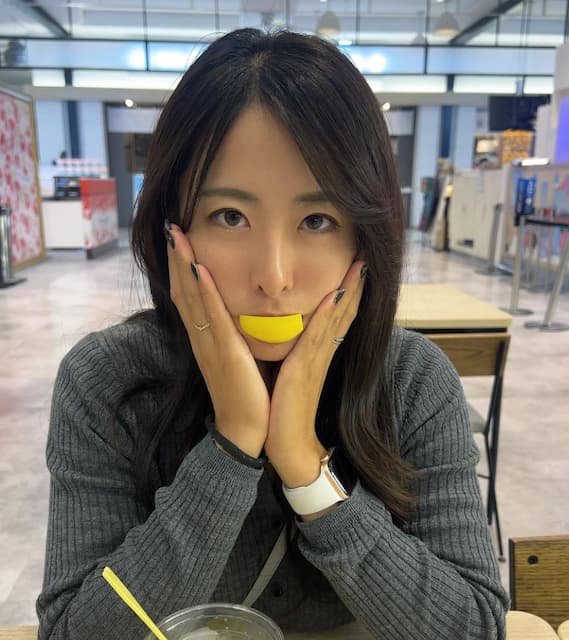 美女プロテニス女子園田彩乃「可愛さ反則」レモンをかじりほおづえポーズ