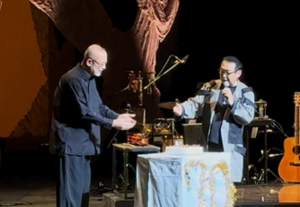 「ステージ上でサプライズ！」さだまさし、倉田信雄の誕生日を祝福