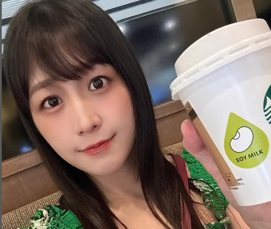 爽快リフレッシュ！上原わかな、スタバでソイラテに夢中な一瞬