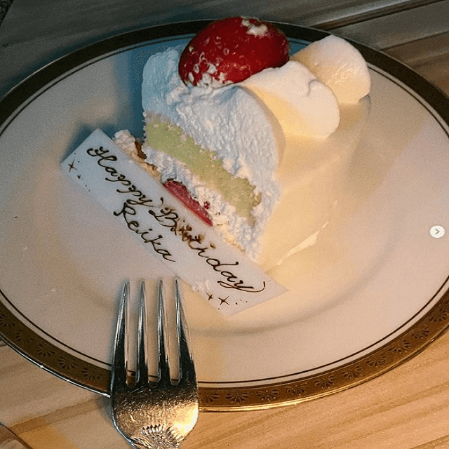 よしだれいかがHAPPY BIRTHDAYケーキとともに盛大な祝福を受ける