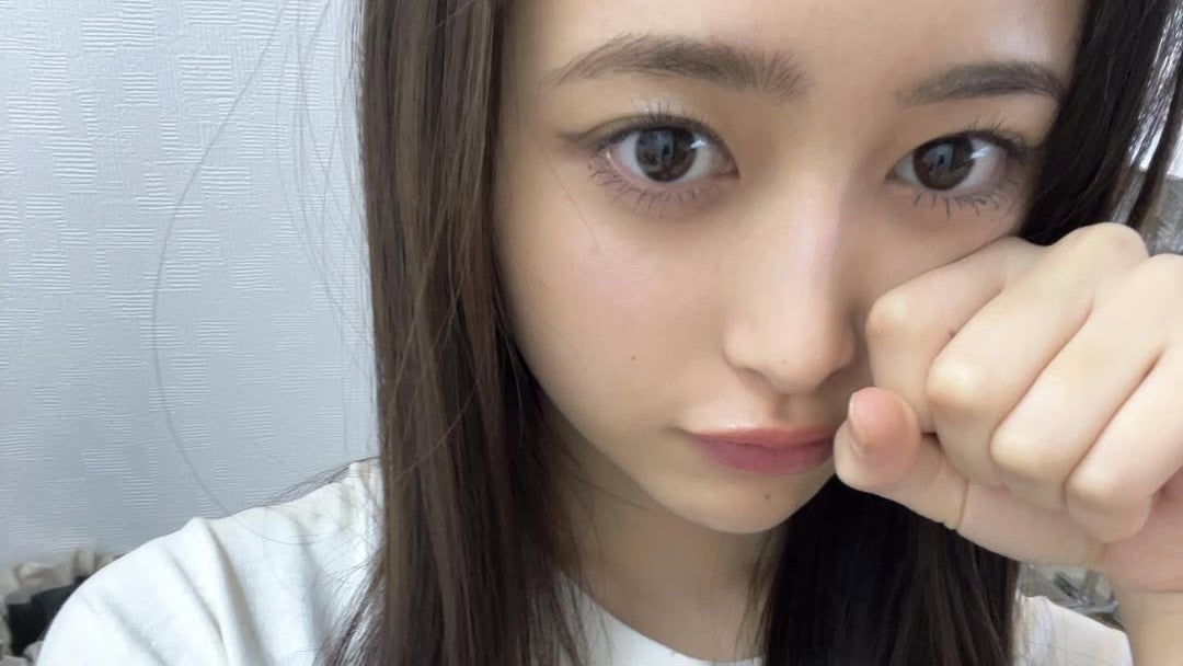 にゃんとも癒される“猫ポーズ”…美少女モデルのオフショットが話題に