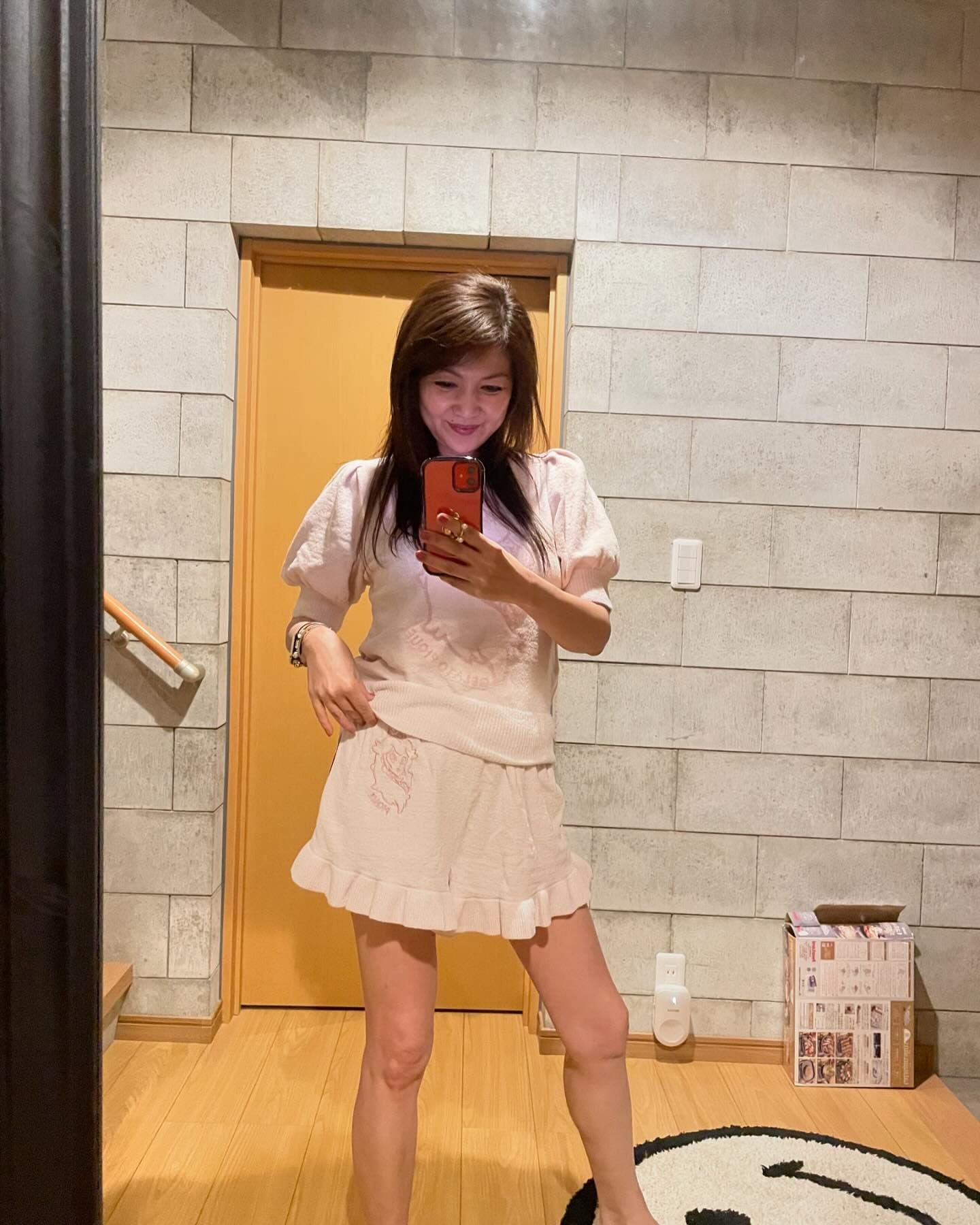 56歳の飯島直子、パジャマ姿＆美脚をチラつかせファン悶絶