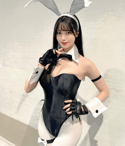 「拝ませていただきます」人気ラウンドガール、ファン歓喜の”ホワイトバニーガール・コスプレ”を披露！