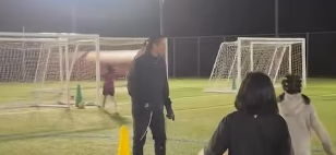 原一樹、「ストライカークリニック」で選手たちを指導！「ゴールを取る選手に」