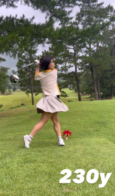 ゴルフ女子グラドル大川成美、ミニスカウエアで"1年ぶりのゴルフ"に挑戦⁉ナイスショットにファン惚れ惚れ！