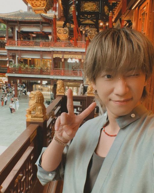 NEWS・小山慶一郎 上海の街を練り歩き！上海でも最強ビジュアルを見せつける！