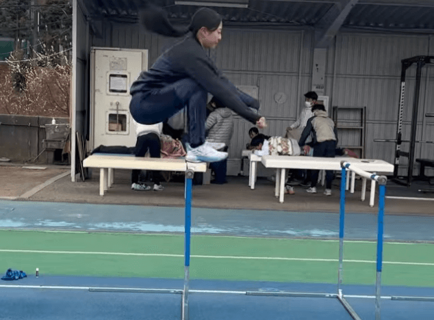 走り棒高跳びの美女アスリート、パワフルトレーニング＆連続ハードルジャンプムービーを披露！注目の奮闘姿