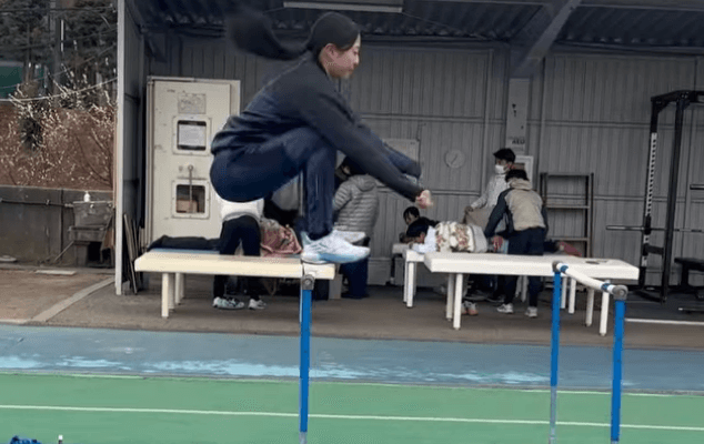 走り棒高跳びの美女アスリート、パワフルトレーニング＆連続ハードルジャンプムービーを披露！注目の奮闘姿