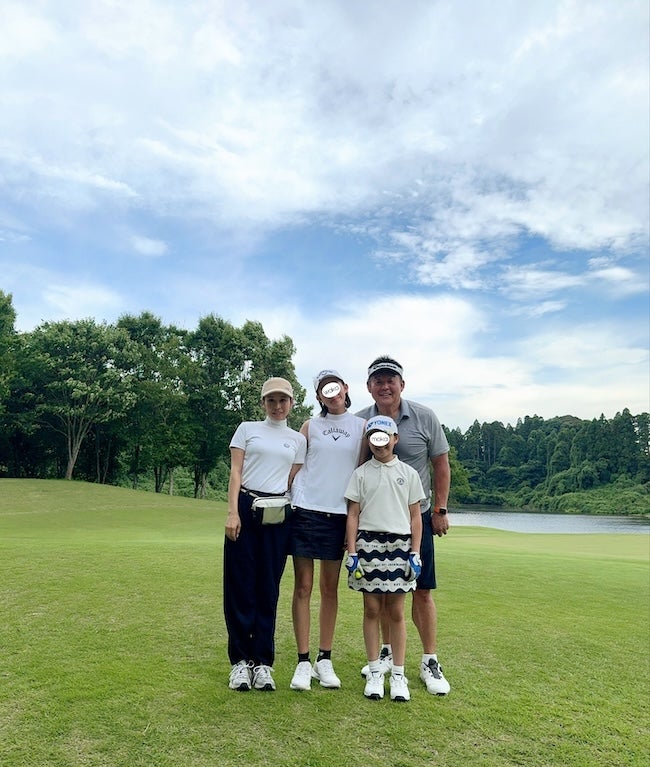 元横綱・花田虎上、ゴルフ楽しむ家族4ショット公開 長女は14歳にして