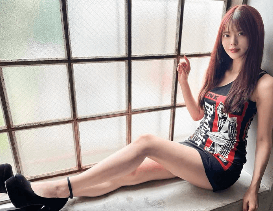 「黒バドいかがですか？」人気ラウンドガール、ファン人気No.1の”窓際最強・バドガール姿”を魅せる！「黒の女神だ」